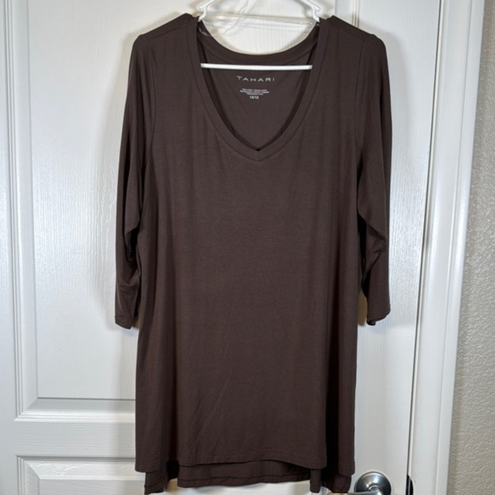 Tahari Half Sleeve V-Neck Brown Soft Fabric Blouse Size 1X EUC #5530